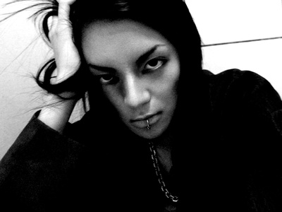 欧阳靖 的写真-唇环