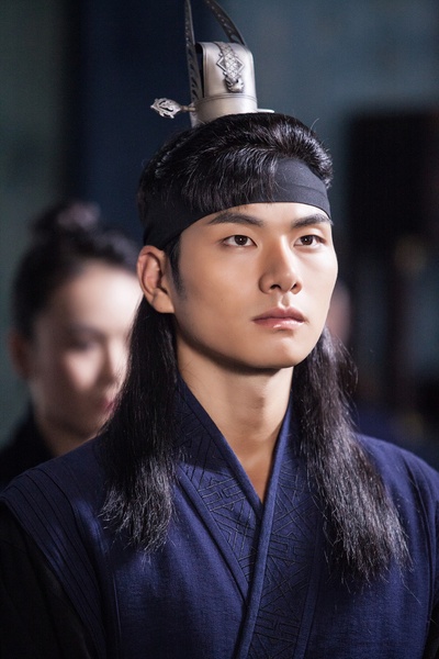 李伊庚的写真-《剑与花》中打了下酱...