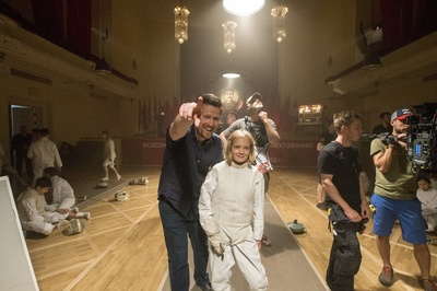 莉萨·科佩尔的写真-《击剑手》片场：导演...