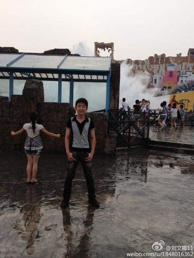 刘文卿的写真-在游乐园玩耍