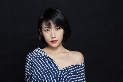 吕晓霖的写真-吕晓霖小露香肩