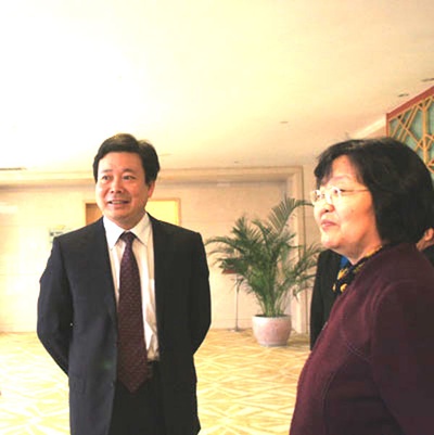 赵冬苓的写真-赵冬苓（右）。