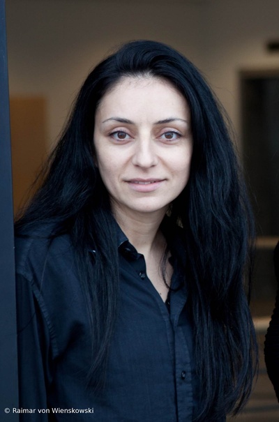 雅瑟敏·萨穆德里的写真