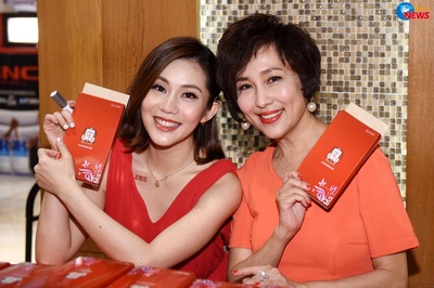 萧瑶的写真-萧瑶和女儿