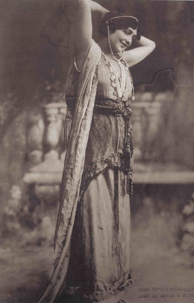 丽娜·卡瓦里艾莉的写真