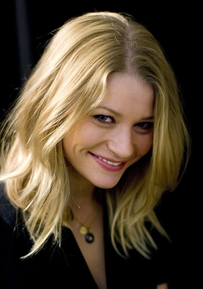 艾米莉·德瑞文的写真-贝儿适合金发和瘦