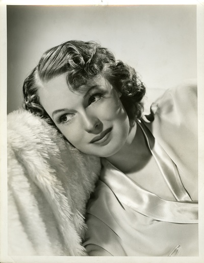 路易丝·赖纳的写真