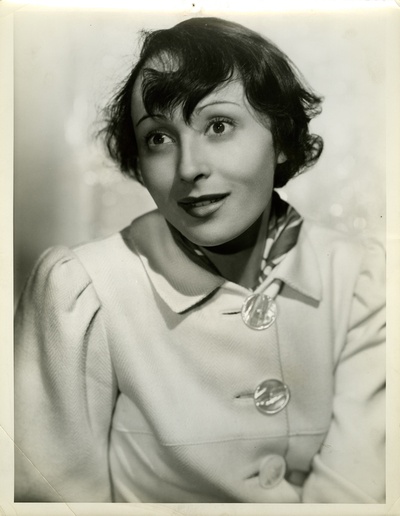 路易丝·赖纳的写真