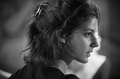 艾斯特·加瑞尔的写真-侧脸杀