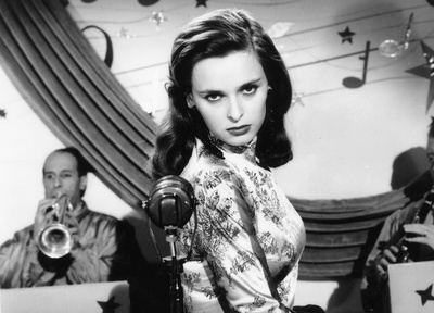 露西娅·波塞的写真