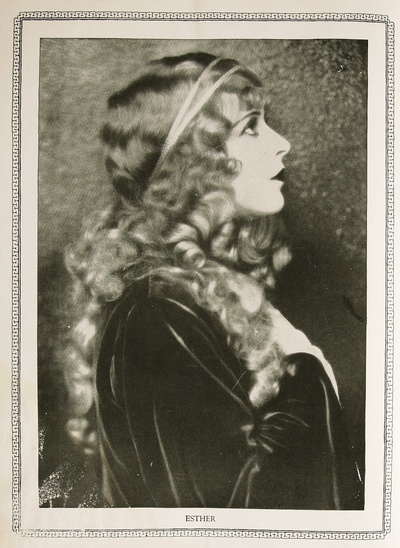 梅·麦卡沃伊的写真