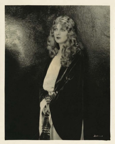 梅·麦卡沃伊的写真