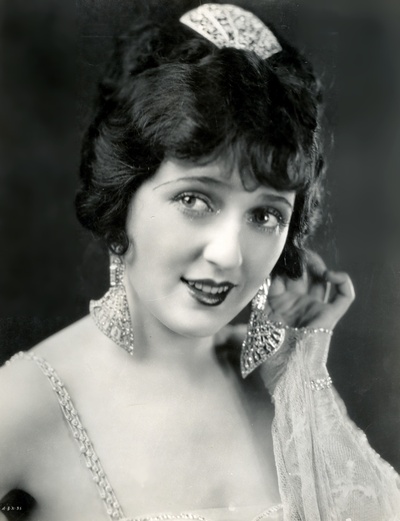 卡梅尔‧迈尔斯的写真