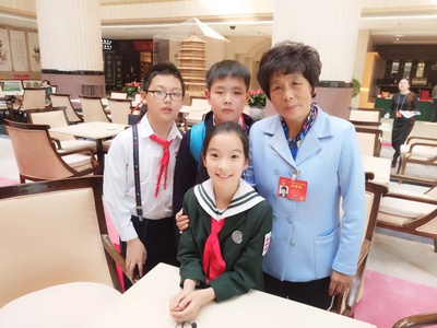 吴屹桐的写真-为人大代表进行采访