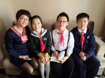 吴屹桐的写真-为人大代表进行采访