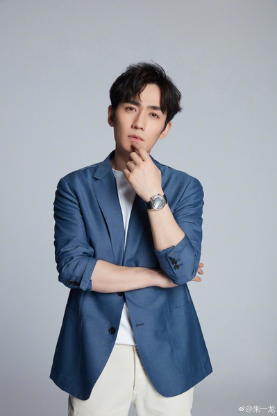 朱一龙的写真-巴塞尔