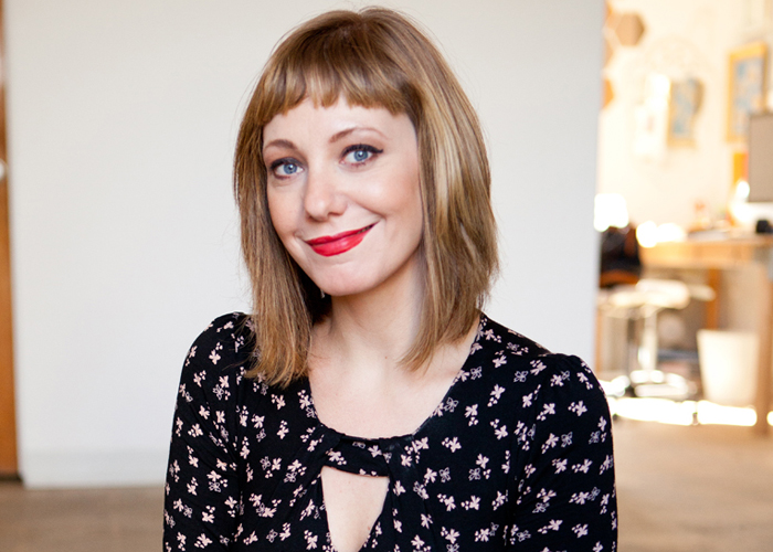 艾米丽·V·戈登的写真-编剧本人