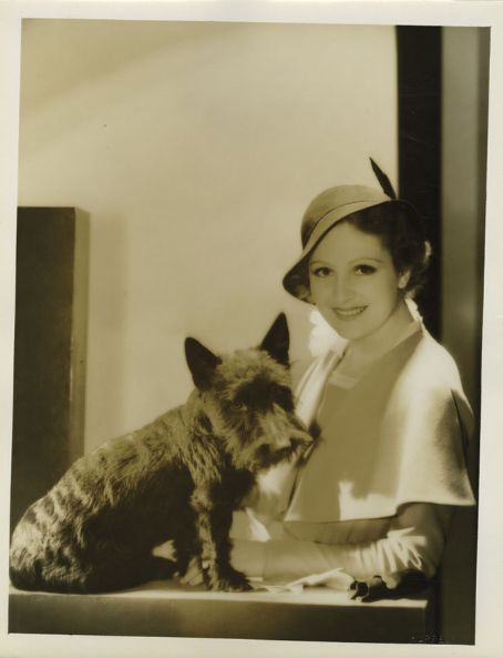 诺拉·格雷戈尔的写真