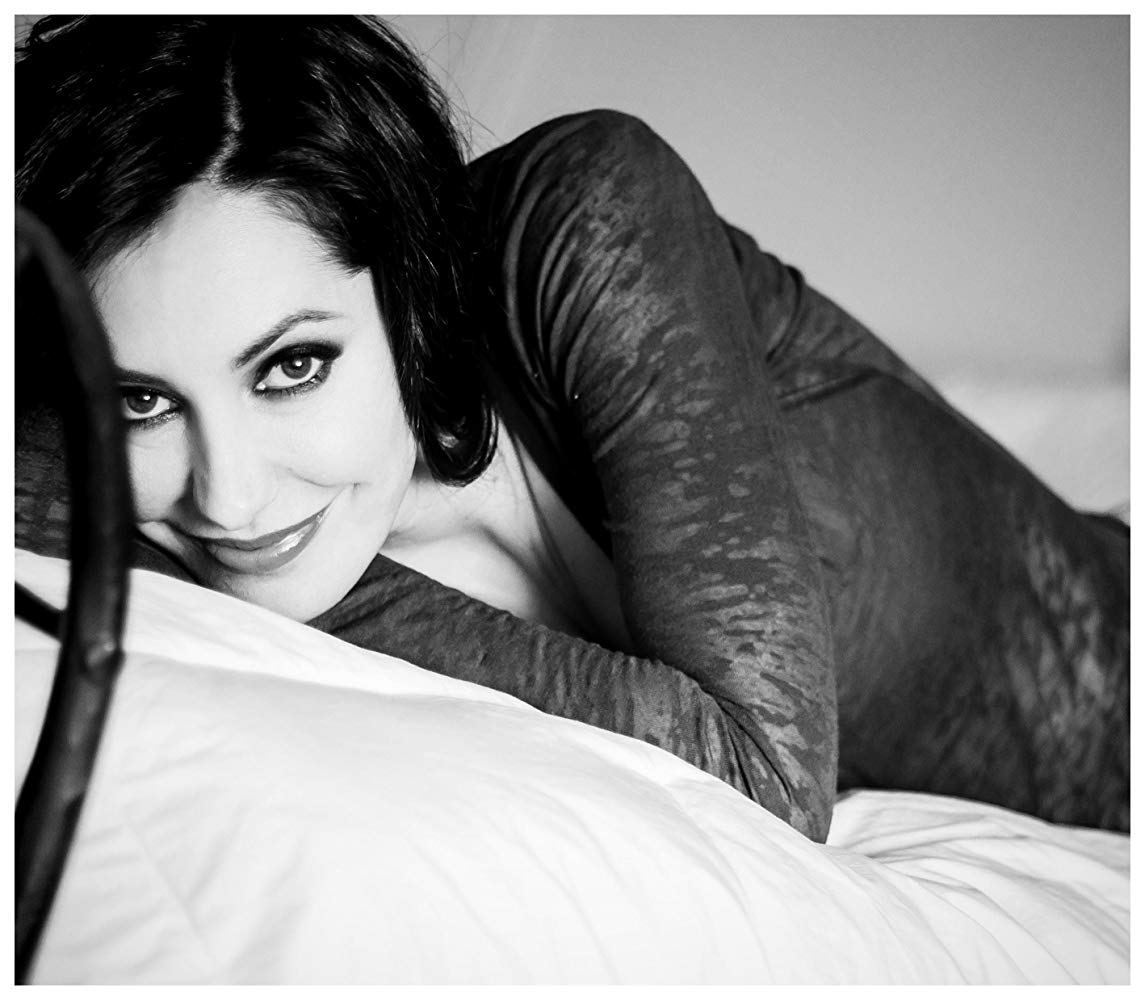 夏洛林·阿莫亚的写真