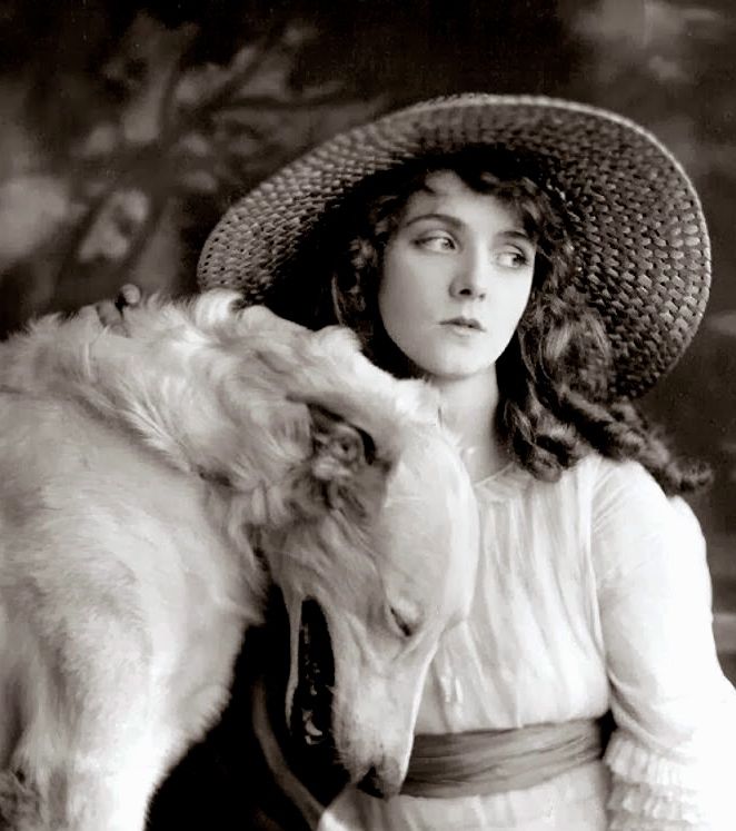 奥莉薇·托马斯的写真