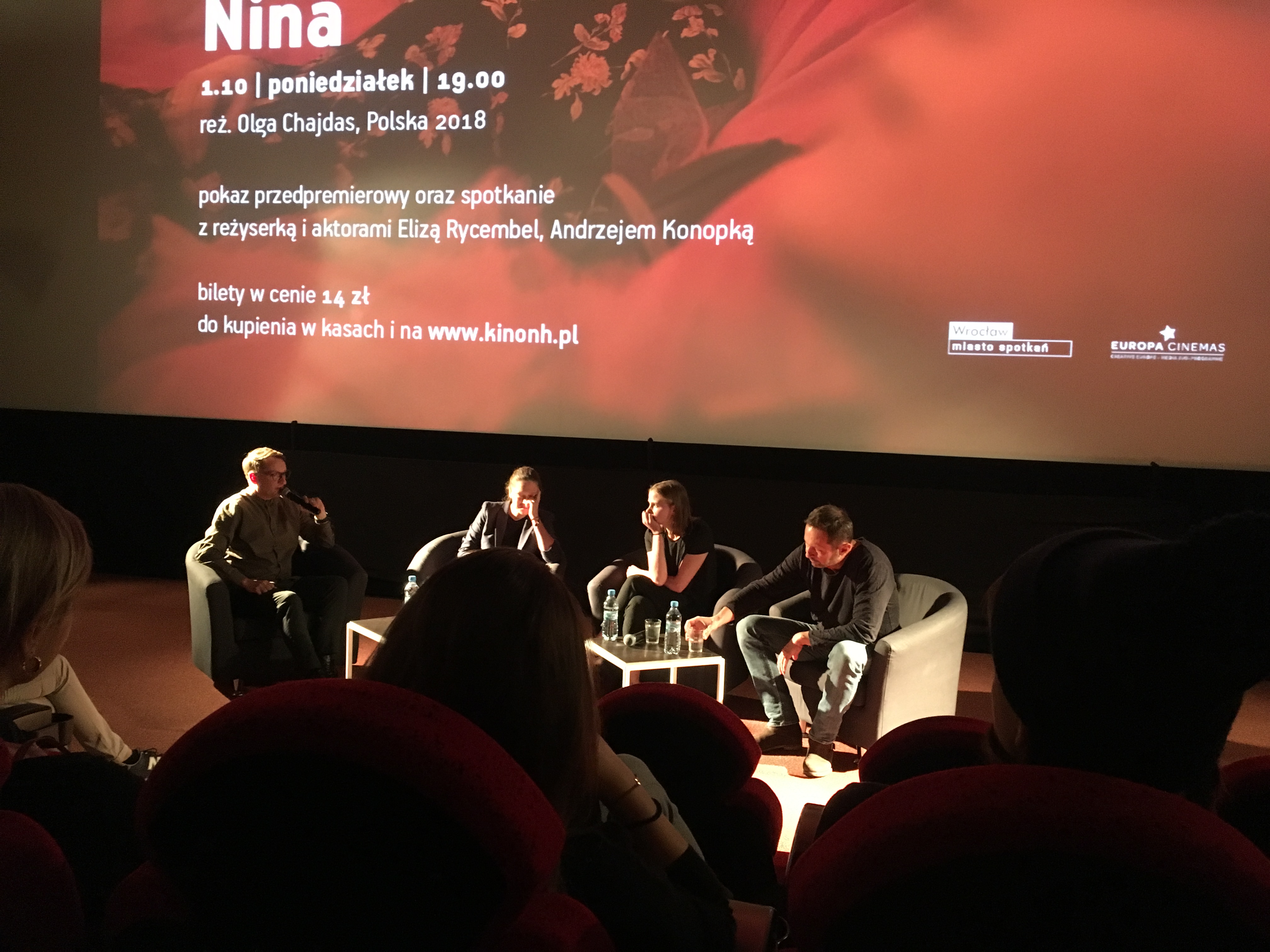 伊莱扎·莱辛姆波的写真-Nina首映