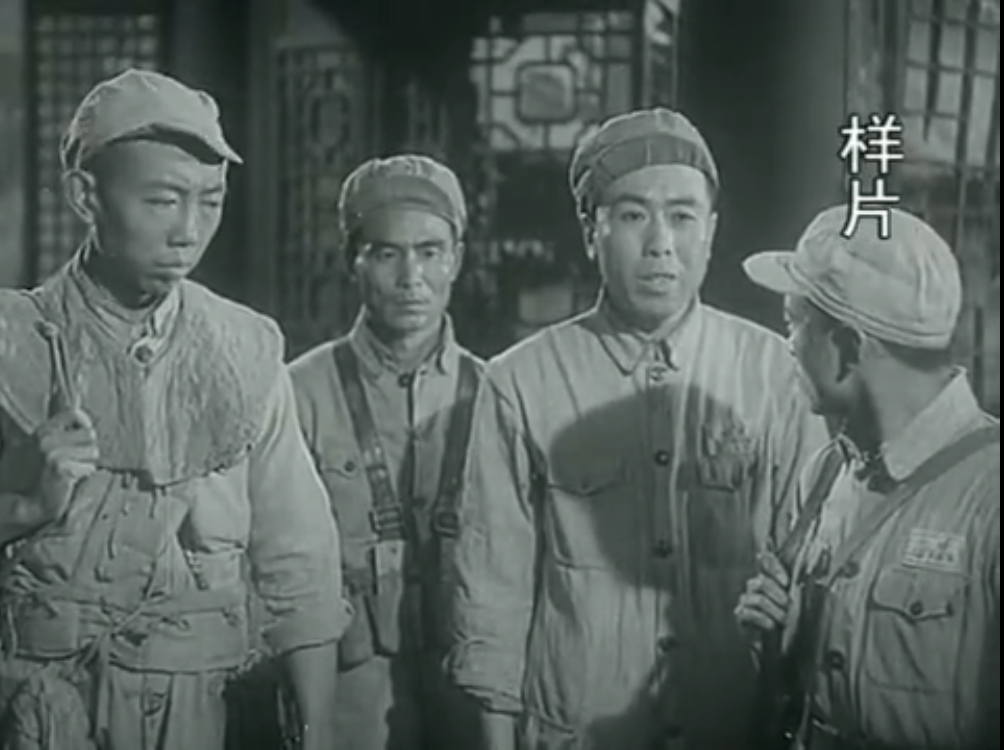 石灵的写真-《关连长》小杜（右二...