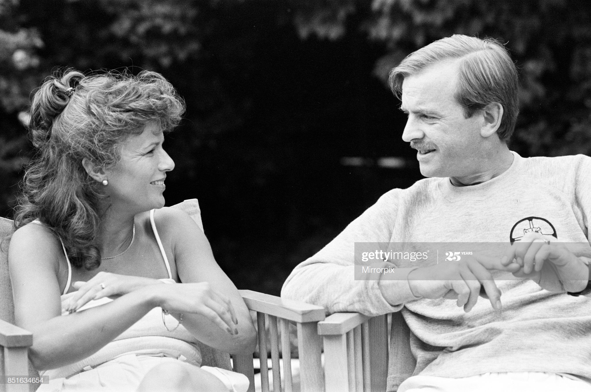 伊安·查里森的写真-with friend Dame Juli...