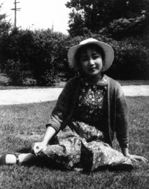 王蓓的写真-1955年王蓓在青岛