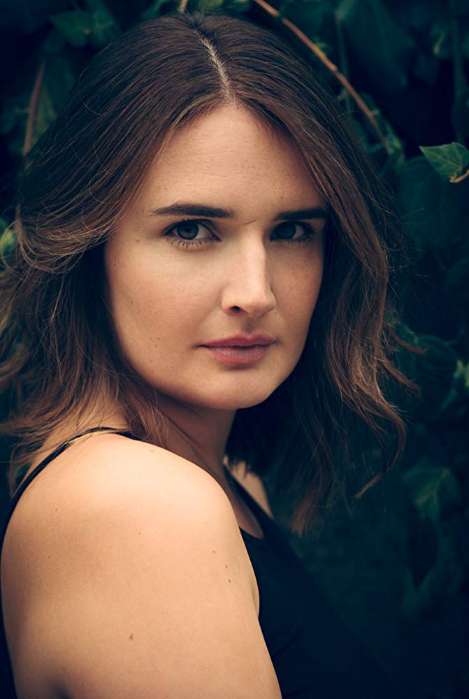 查丽·贝利的写真