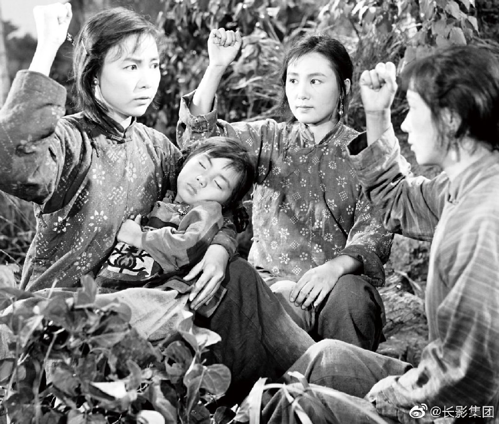 李萌的写真-《党的女儿》中间者为...