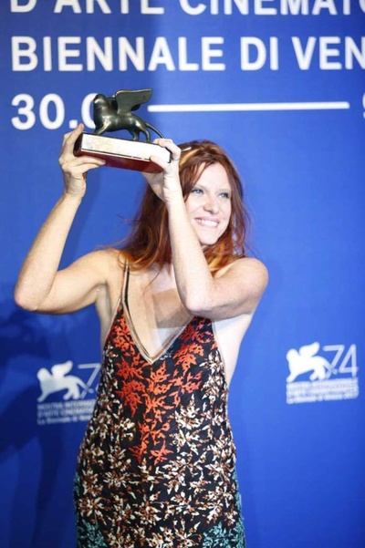 苏珊娜·尼基亚雷利的写真-威尼斯电影节地平线单...