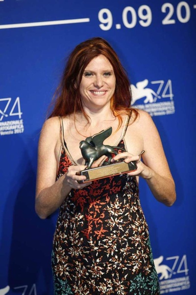 苏珊娜·尼基亚雷利的写真-威尼斯电影节地平线单...