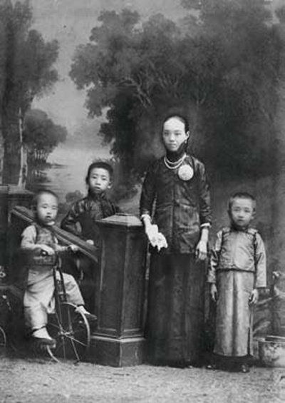 费穆的写真-费明仪的祖母与二叔彝...