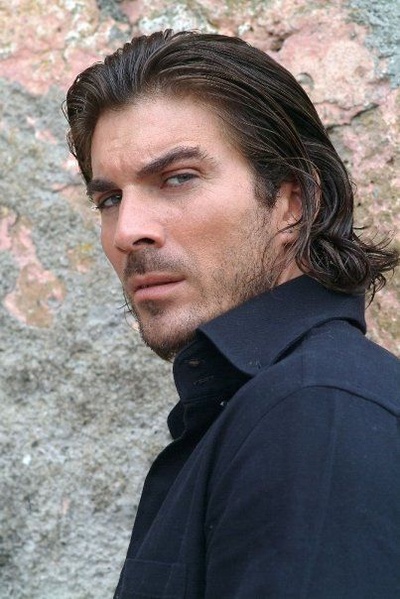 维克多·阿尔菲的写真