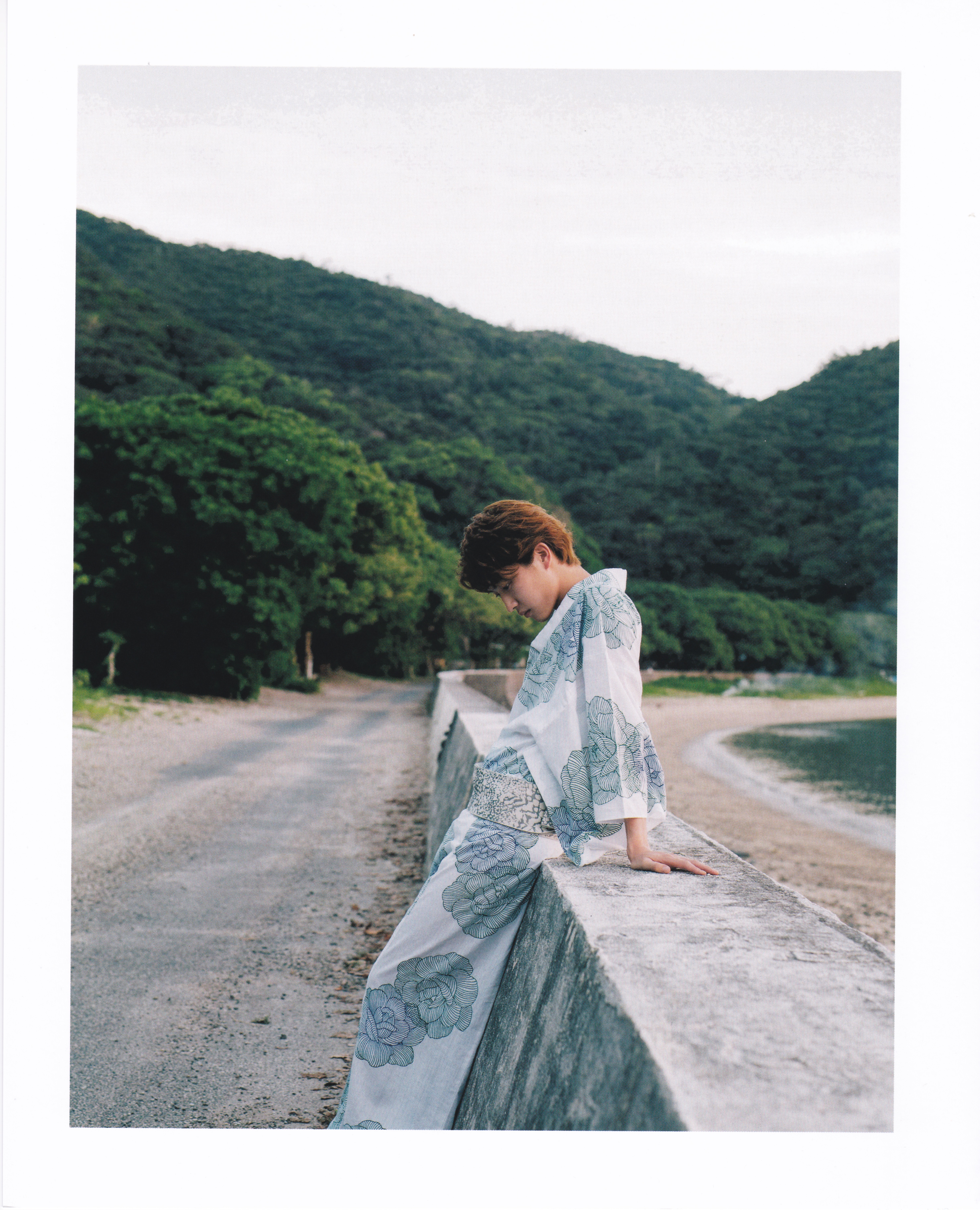 杉野遥亮的写真-第一本写真的部分图片...