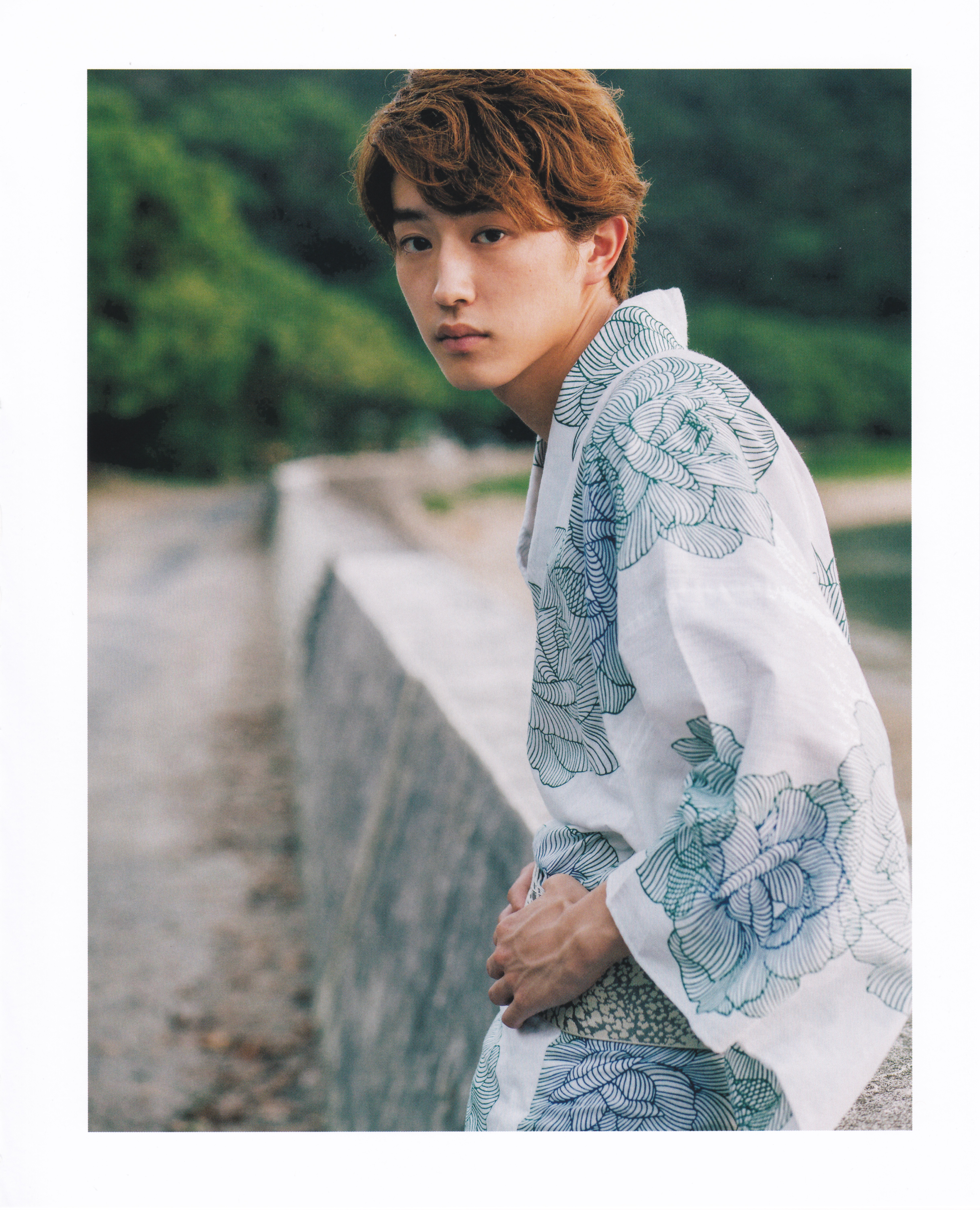 杉野遥亮的写真-第一本写真的部分图片...