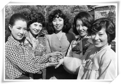 南贞妊的写真-左起：金允景，南贞妊...