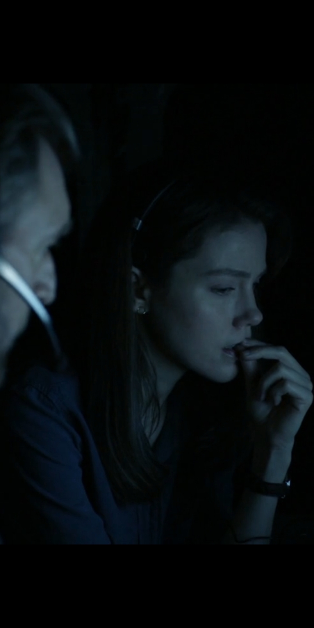 安德莉·代克的写真-吃手