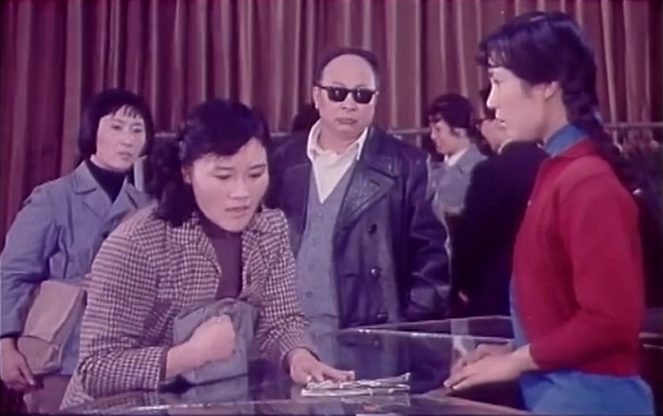 罗若兰的写真-《陈毅市长》饰买药妇...