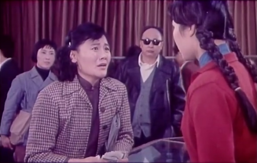 罗若兰的写真-《陈毅市长》饰买药妇...