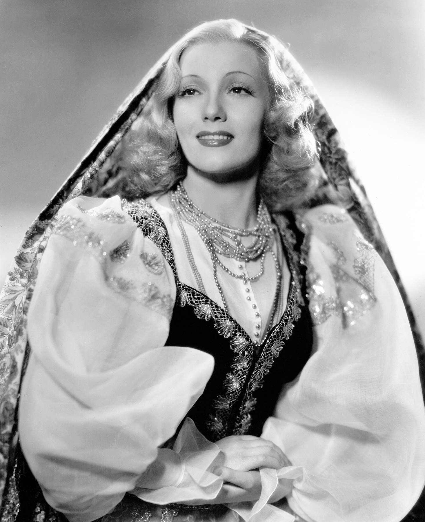 伊莎·米兰达的写真-帝国酒店 Hotel Imperi...