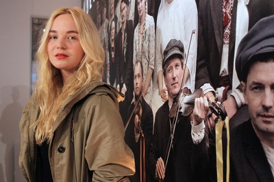 米卡丽娜·拉巴克斯的写真-宣传照