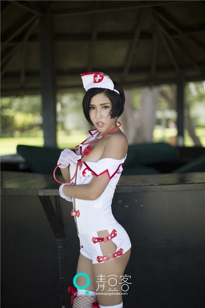 娜依灵儿的写真-以前还是很野性的