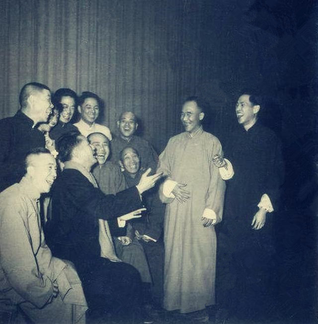 刘宝瑞的写真-笑的晚会合影