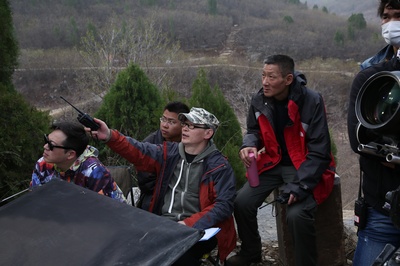 闫国喜的写真-导演闫国喜和片场工作...