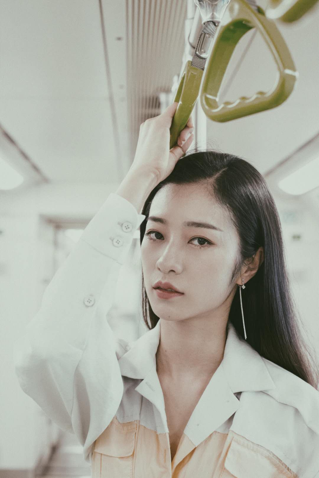 栾蕾英的写真-栾蕾英地铁写真