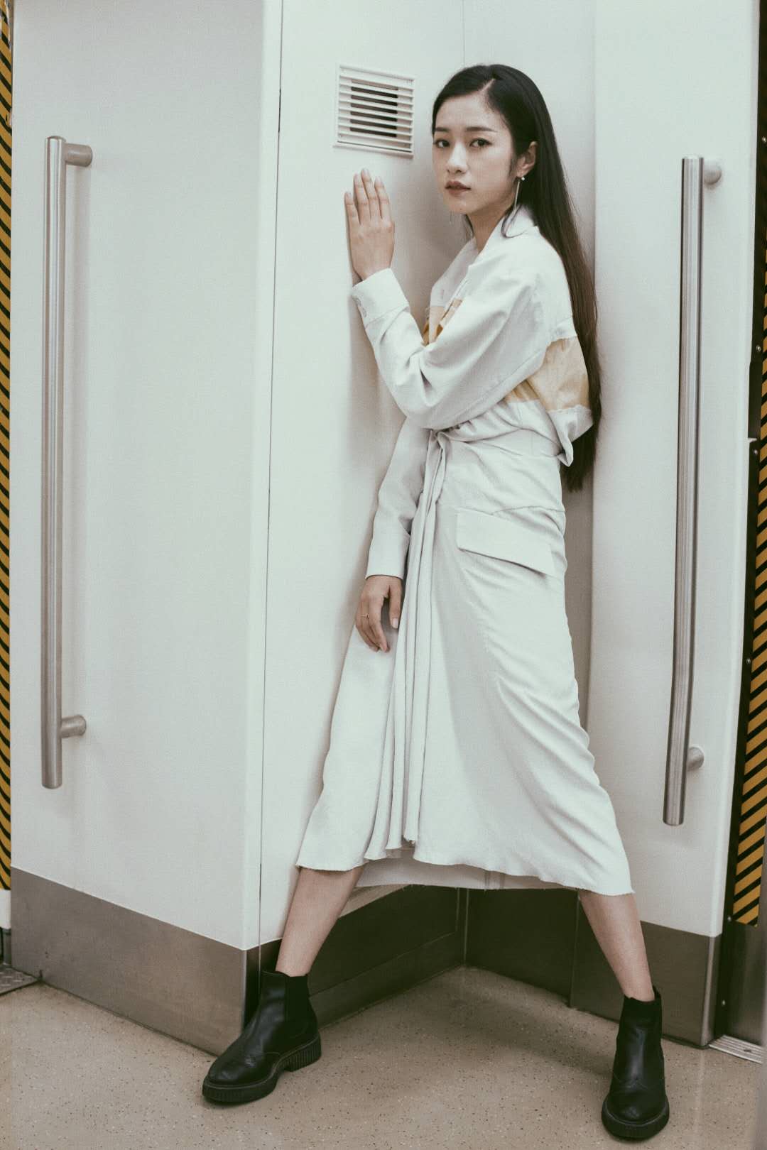 栾蕾英的写真-栾蕾英地铁写真