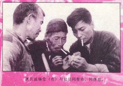 温锡莹的写真-演员温锡莹（最右）与...