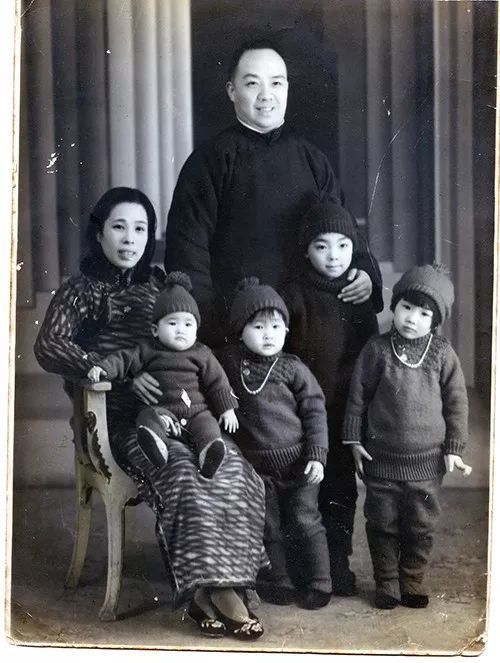 陈大悲的写真-陈正薇兄妹四人与父母...