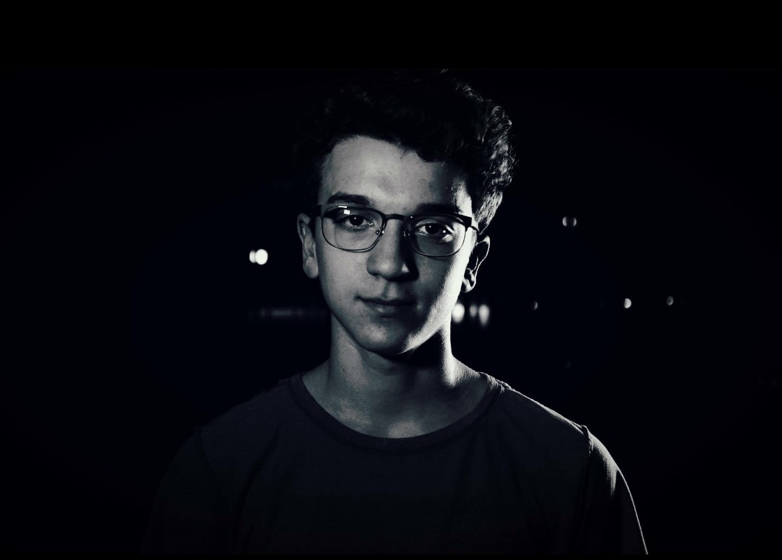 乔恩·内卡杰的写真